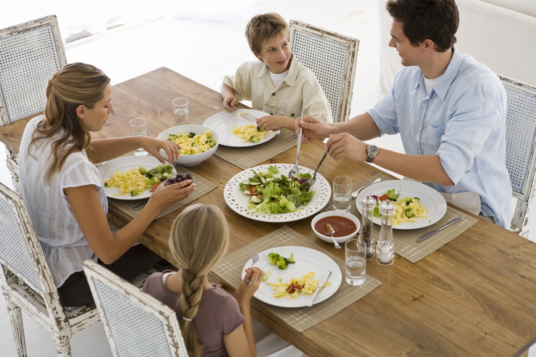 Around the table. Семья за столом. Семья за обеденным столом. Семья обедает в столовой. Обед за столом.